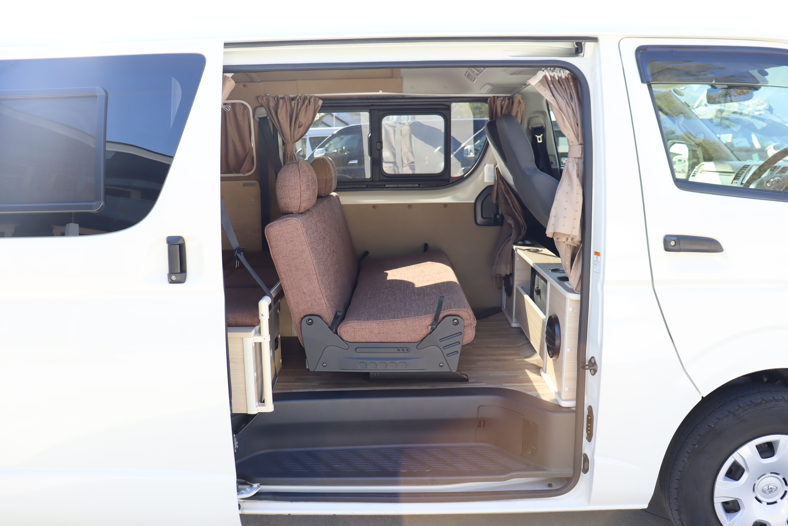 キャンピングカー バンコン ﾊｲｴｰｽ ｸﾗﾌﾄﾎﾞｯｸｽ製  1500Wｲﾝﾊﾞｰﾀｰ