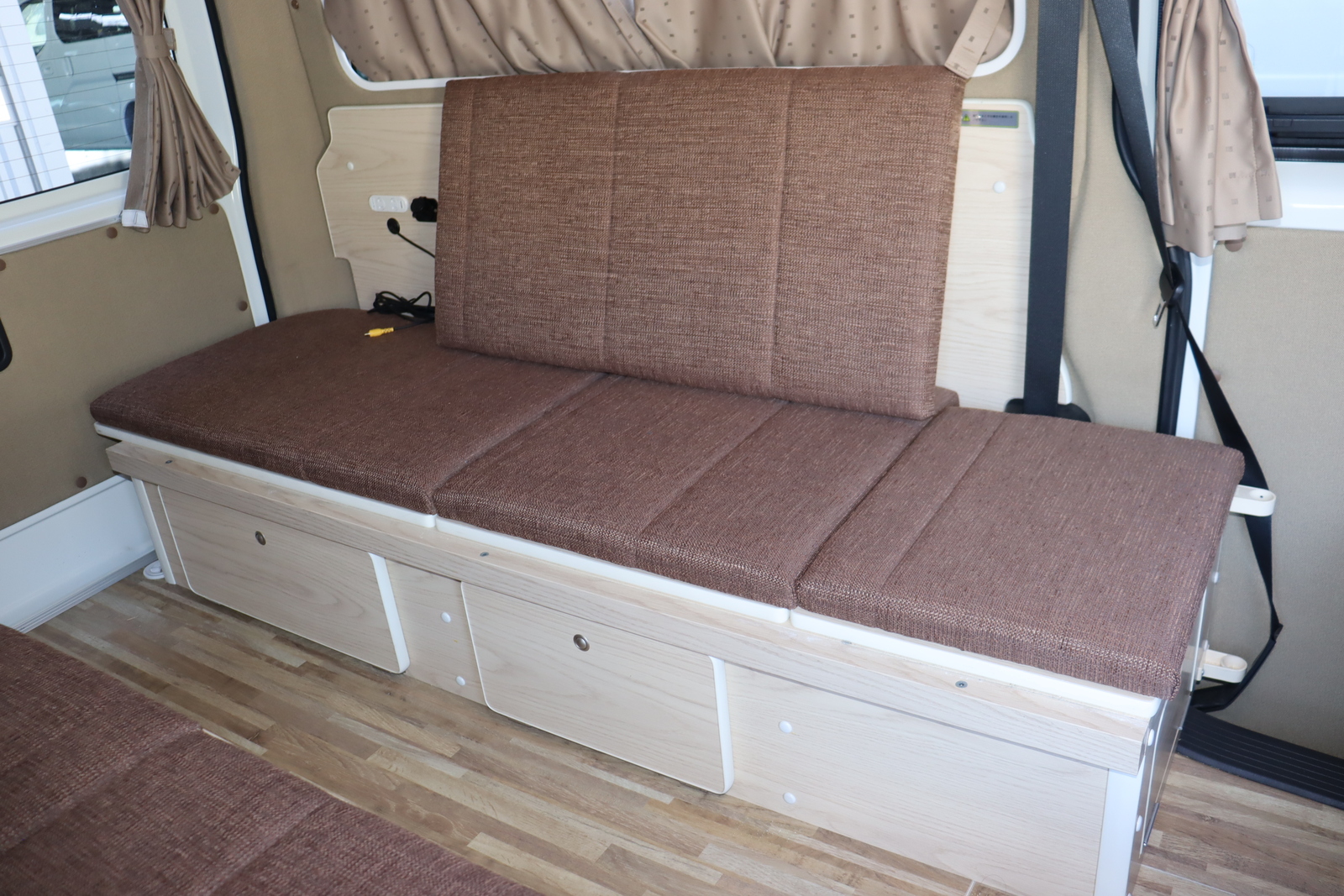 キャンピングカー バンコン ﾊｲｴｰｽ ｸﾗﾌﾄﾎﾞｯｸｽ製  1500Wｲﾝﾊﾞｰﾀｰ