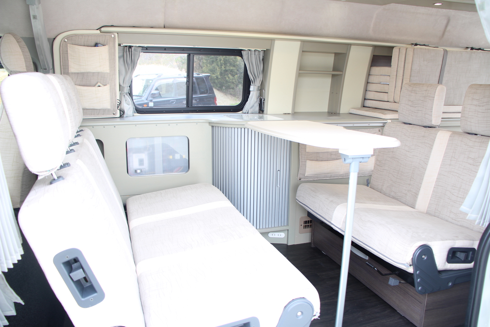 キャンピングカー バンコン ﾊｲｴｰｽ ﾎﾜｲﾄﾊｳｽ ｺﾝﾊﾟｽﾄﾞﾙｸ　FFﾋｰﾀｰ