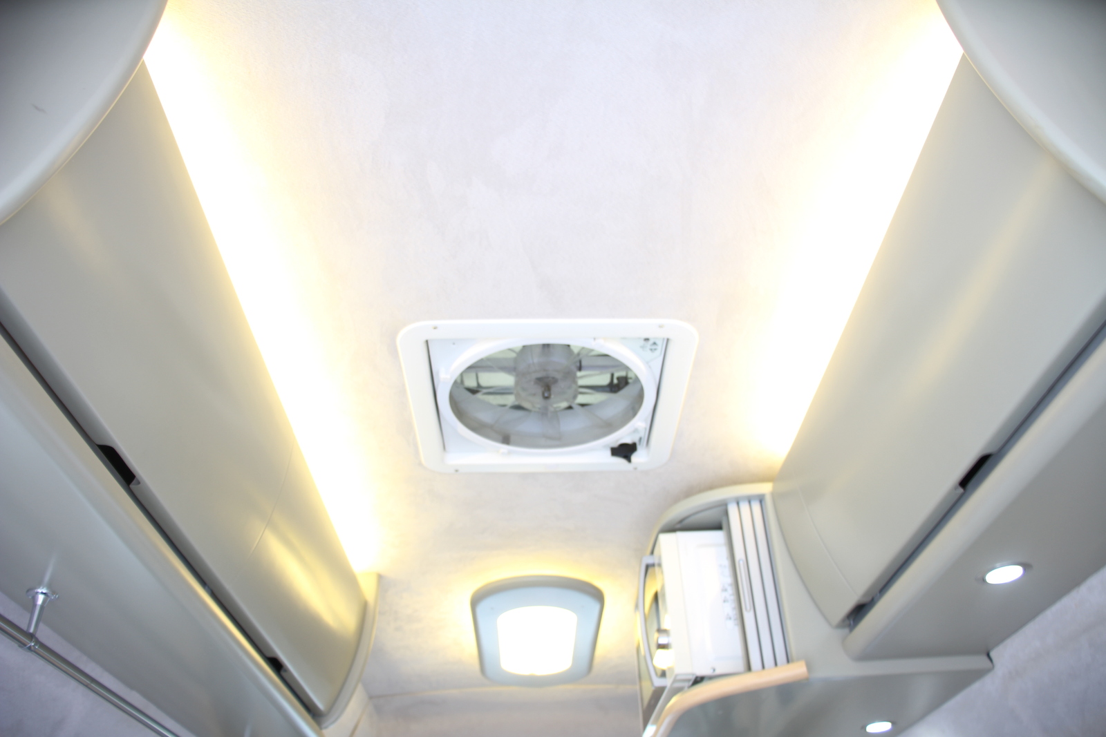 キャンピングカー バンコン ﾊｲｴｰｽ ﾎﾜｲﾄﾊｳｽ ｺﾝﾊﾟｽﾄﾞﾙｸ　FFﾋｰﾀｰ