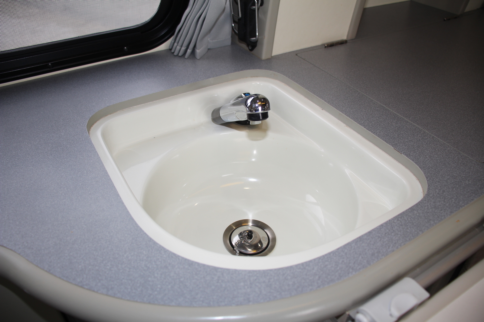 キャンピングカー バンコン ﾊｲｴｰｽ ﾎﾜｲﾄﾊｳｽ ｺﾝﾊﾟｽﾄﾞﾙｸ　FFﾋｰﾀｰ