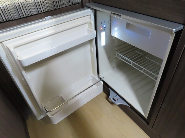 キャンピングカー キャブコン ｶﾑﾛｰﾄﾞ 東和 ｳﾞｫｰﾝﾉｲﾝR2B　家庭用ｴｱｺﾝ