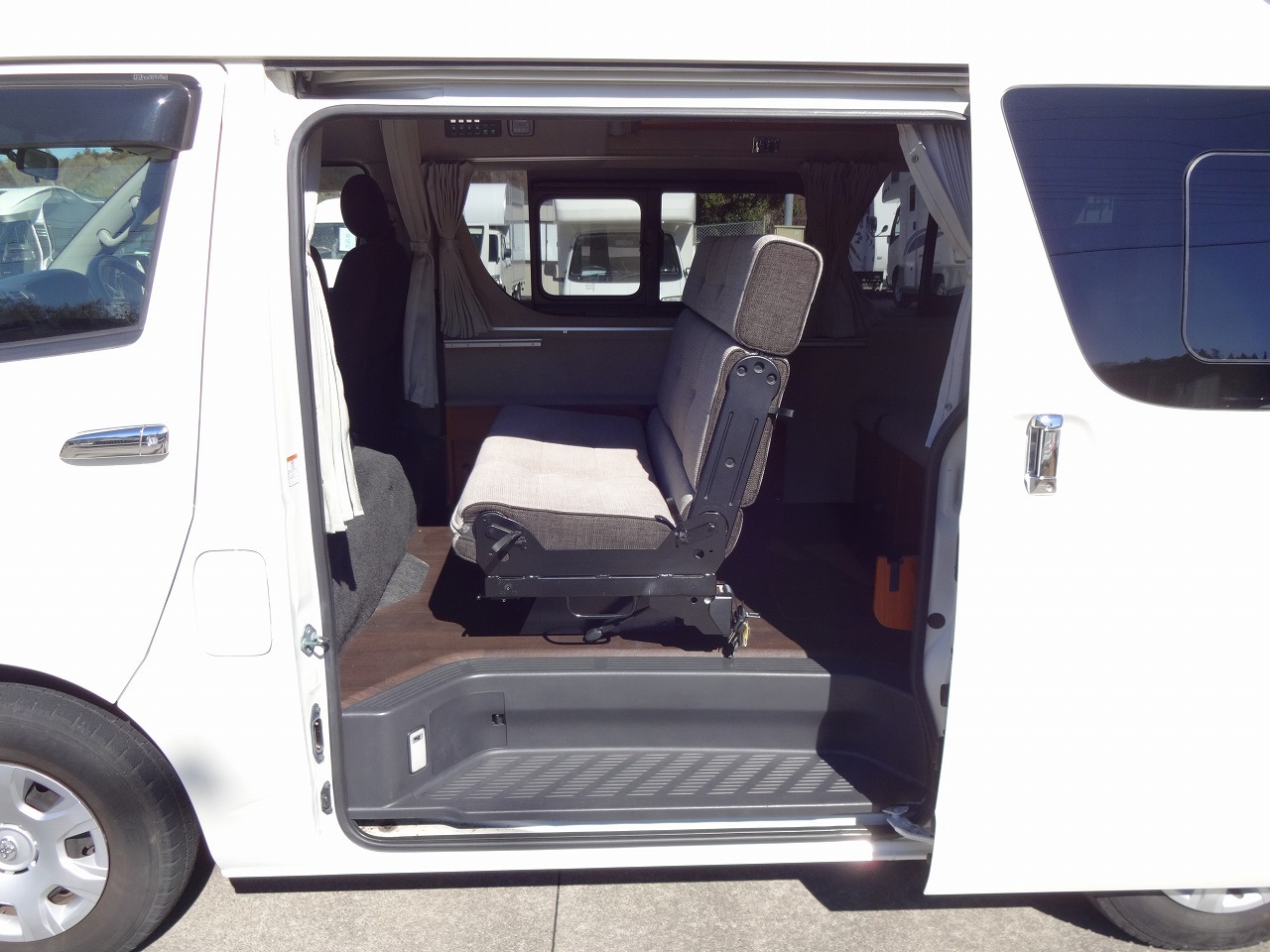 キャンピングカー バンコン ﾊｲｴｰｽ ﾋﾞｰｸﾙ ｸｯﾁｪｯﾀ　FF　展開式二段ﾍﾞｯﾄﾞ