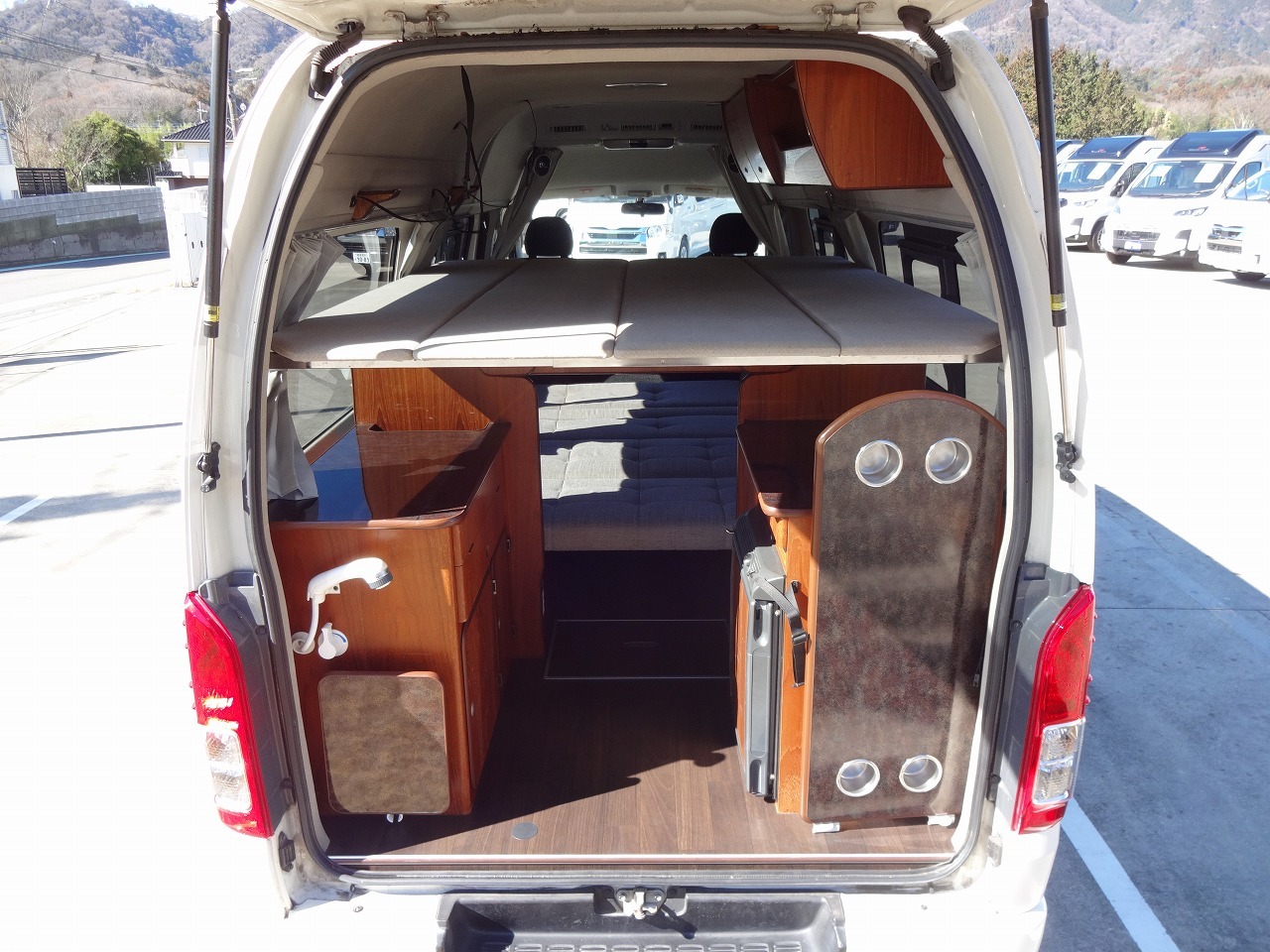 キャンピングカー バンコン ﾊｲｴｰｽ ﾋﾞｰｸﾙ ｸｯﾁｪｯﾀ　FF　展開式二段ﾍﾞｯﾄﾞ