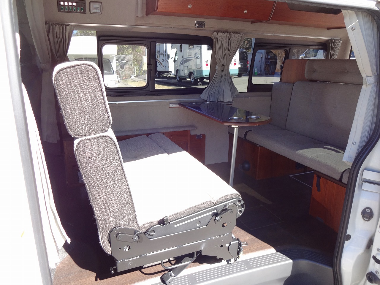 キャンピングカー バンコン ﾊｲｴｰｽ ﾋﾞｰｸﾙ ｸｯﾁｪｯﾀ　FF　展開式二段ﾍﾞｯﾄﾞ