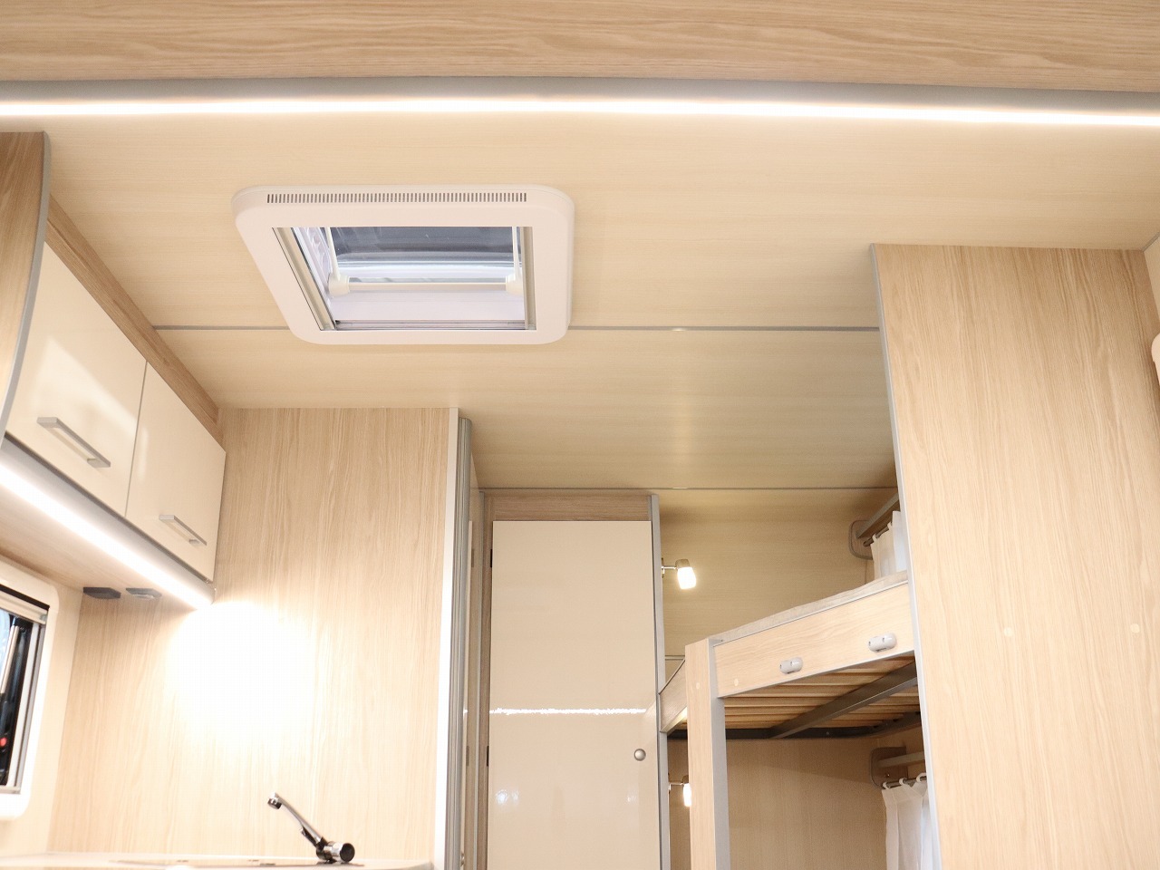 キャンピングカー トレーラー ｱｸﾛｽｶｰ　ｻﾌｧﾘ330DL　牽引免許不要　新車即納