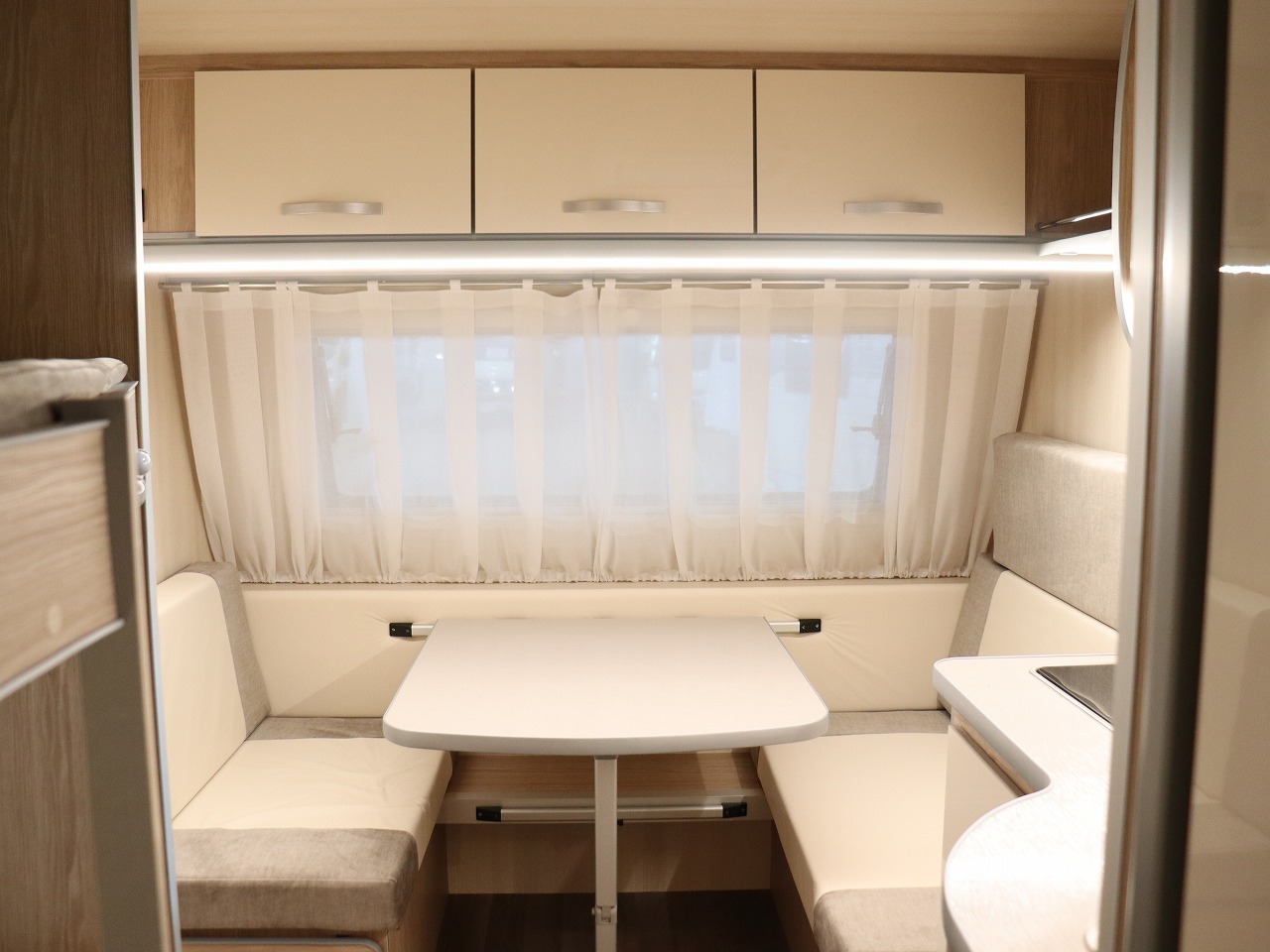 キャンピングカー トレーラー ｱｸﾛｽｶｰ　ｻﾌｧﾘ330DL　牽引免許不要　新車即納