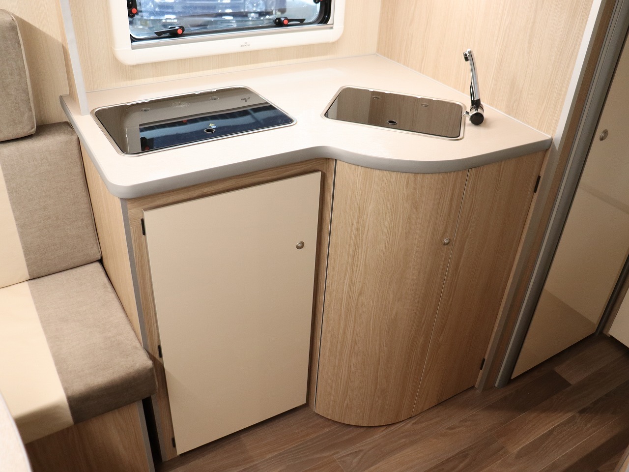 キャンピングカー トレーラー ｱｸﾛｽｶｰ　ｻﾌｧﾘ330DL　牽引免許不要　新車即納