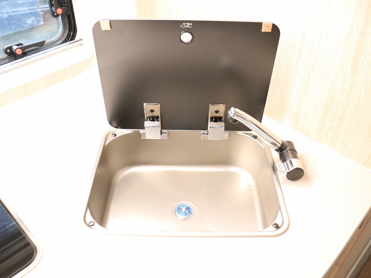 キャンピングカー トレーラー ｱｸﾛｽｶｰ　ｻﾌｧﾘ330DL　牽引免許不要　新車即納