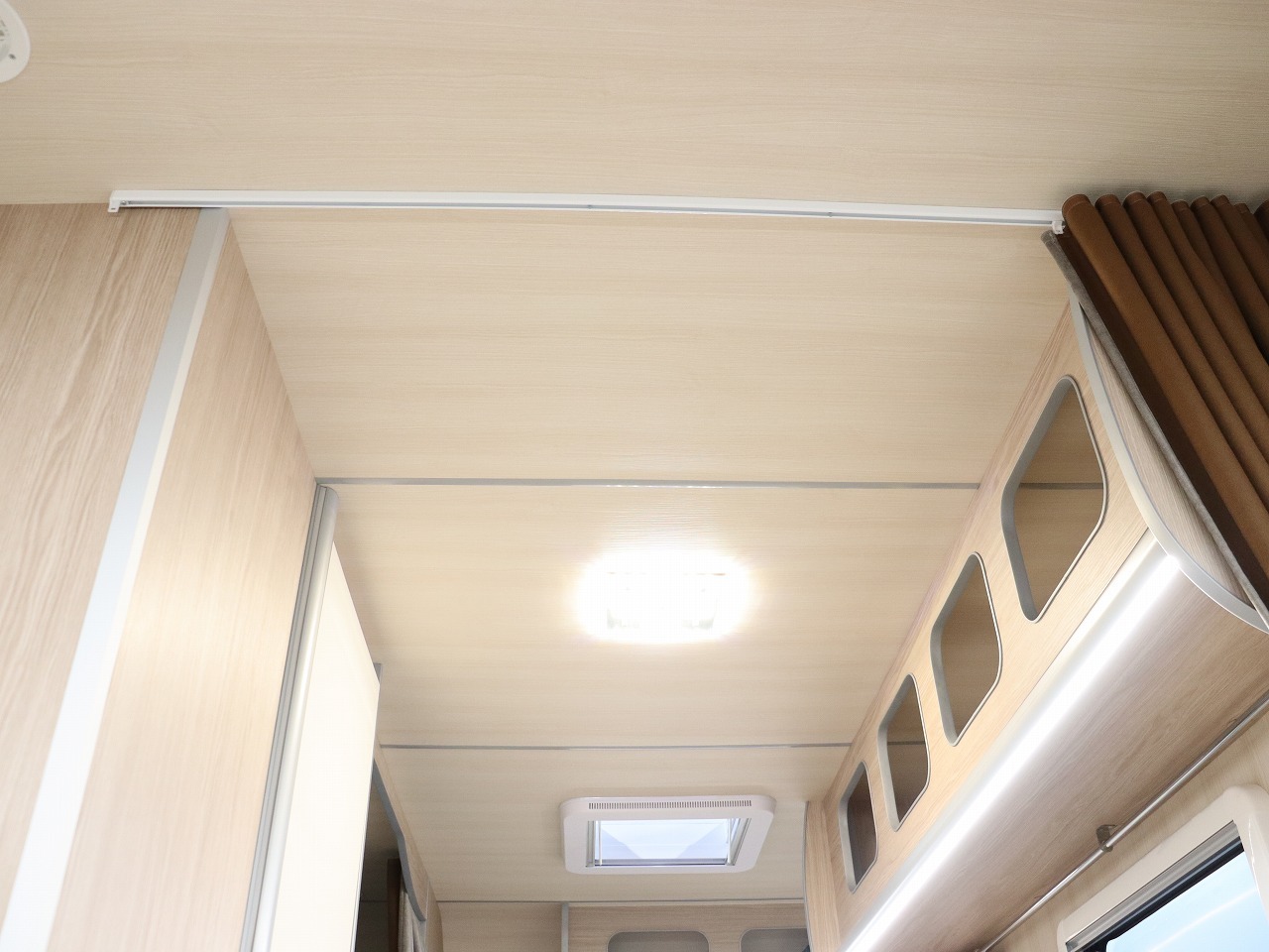 キャンピングカー トレーラー ｱｸﾛｽｶｰ　ｻﾌｧﾘ430DL　牽引免許不要