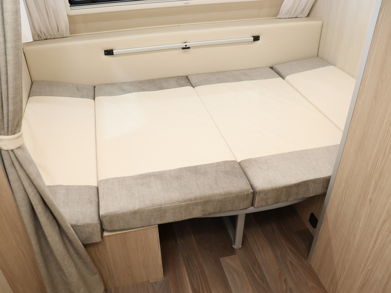 キャンピングカー トレーラー ｱｸﾛｽｶｰ　ｻﾌｧﾘ430DL　牽引免許不要