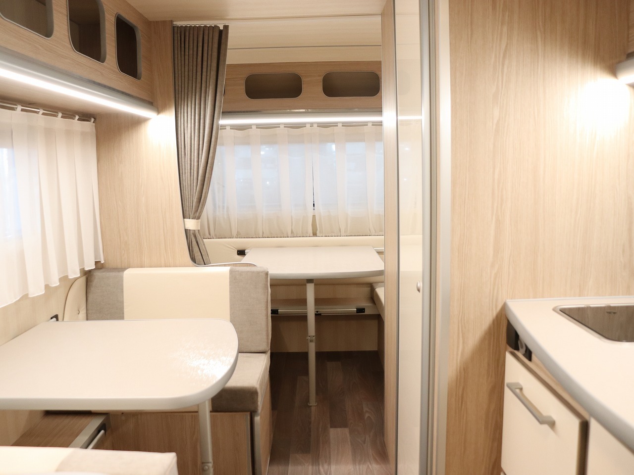 キャンピングカー トレーラー ｱｸﾛｽｶｰ　ｻﾌｧﾘ430DD　牽引免許不要　新車即納