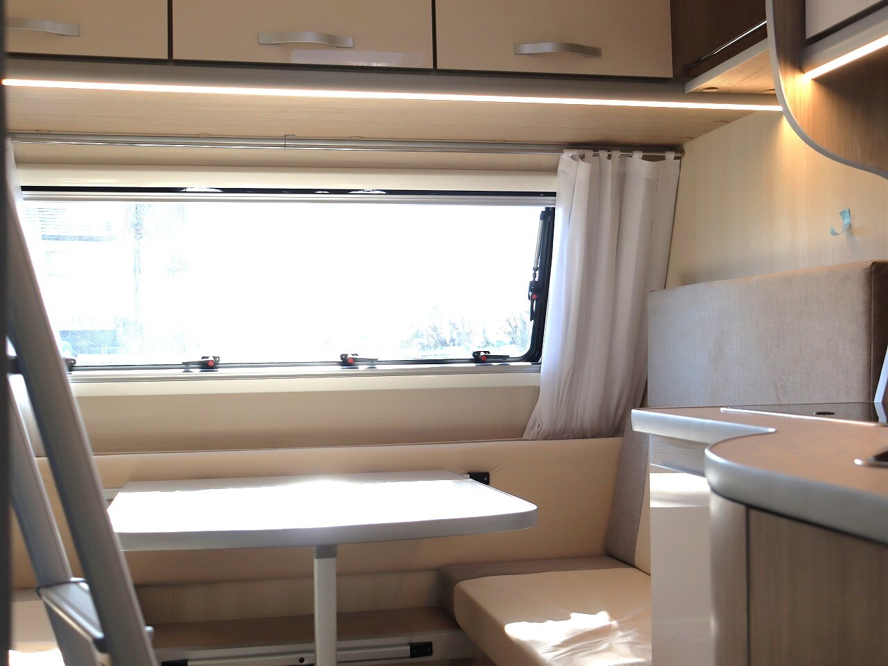 キャンピングカー トレーラー ｱｸﾛｽｶｰ ｻﾌｧﾘ330DL 新車即納