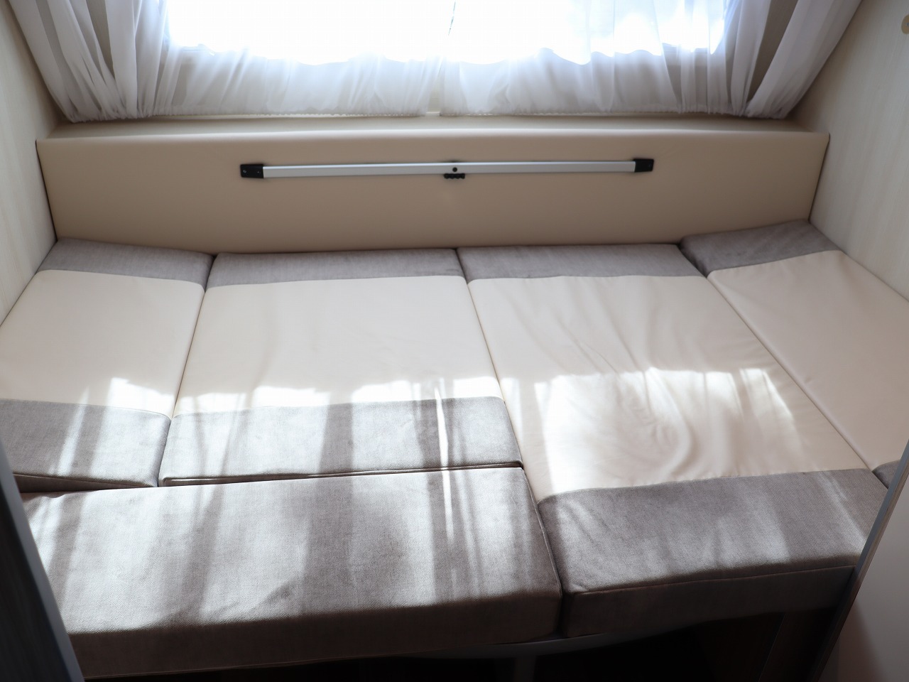 キャンピングカー トレーラー ｱｸﾛｽｶｰ ｻﾌｧﾘ330DL 新車即納