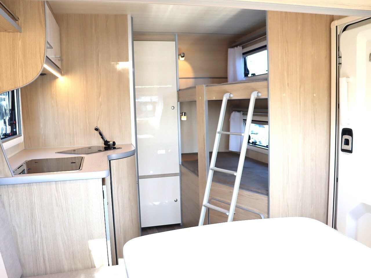 キャンピングカー トレーラー ｱｸﾛｽｶｰ ｻﾌｧﾘ330DL 新車即納