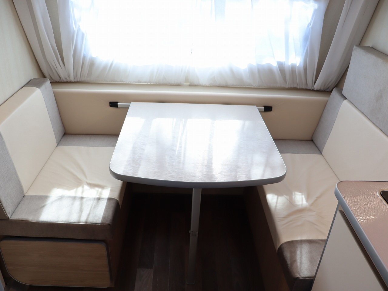 キャンピングカー トレーラー ｱｸﾛｽｶｰ ｻﾌｧﾘ330DL 新車即納