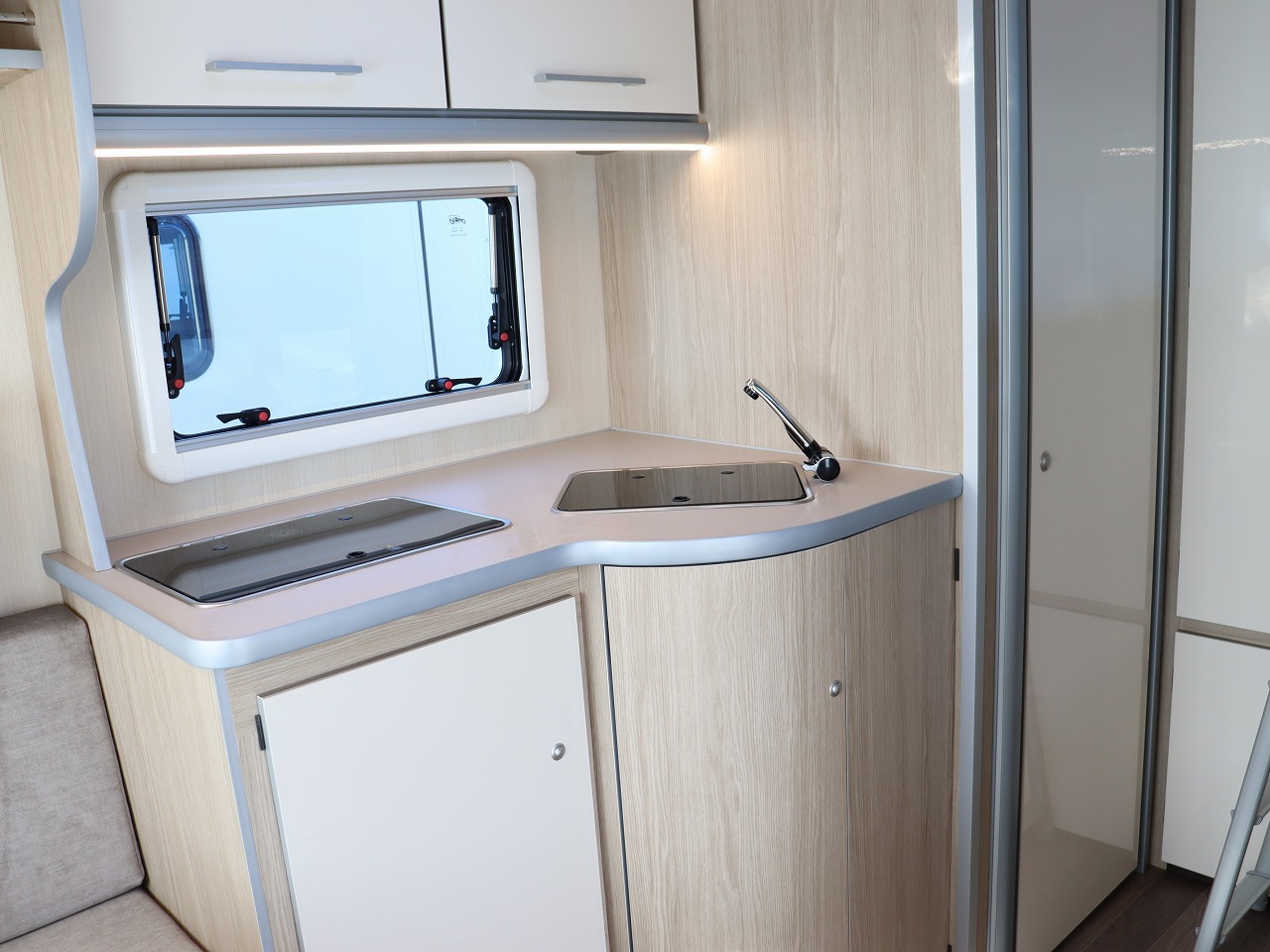 キャンピングカー トレーラー ｱｸﾛｽｶｰ ｻﾌｧﾘ330DL 新車即納