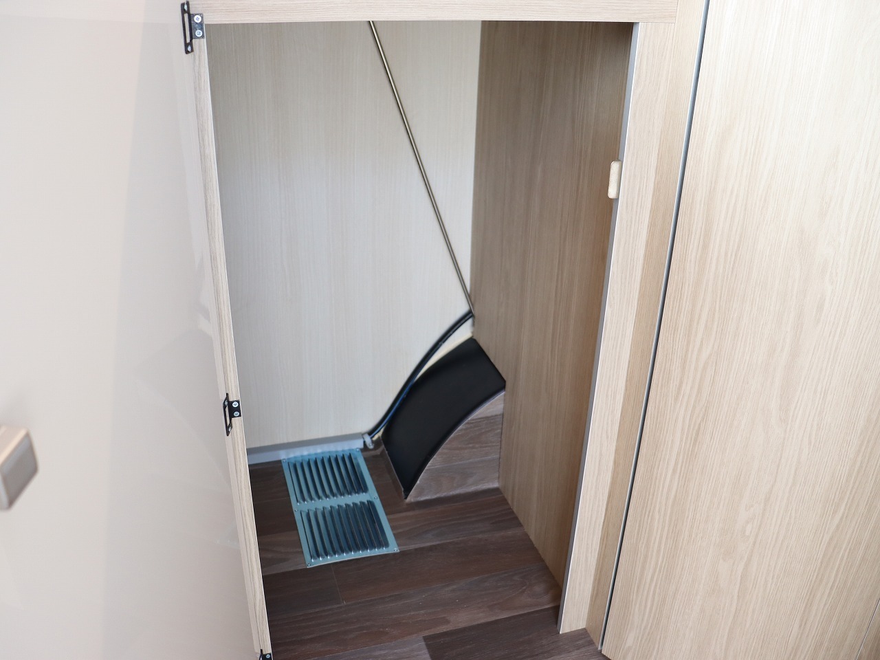 キャンピングカー トレーラー ｱｸﾛｽｶｰ ｻﾌｧﾘ330DL 新車即納