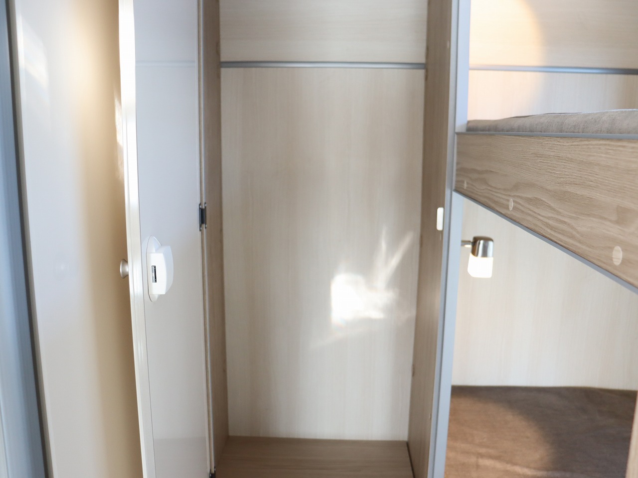 キャンピングカー トレーラー ｱｸﾛｽｶｰ ｻﾌｧﾘ330DL 新車即納