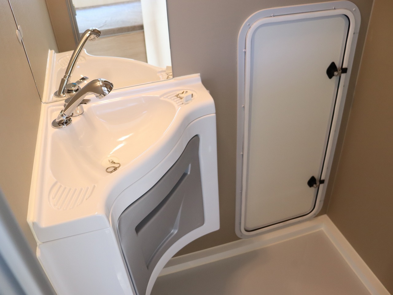 キャンピングカー トレーラー ｱｸﾛｽｶｰ ｻﾌｧﾘ330DL 新車即納