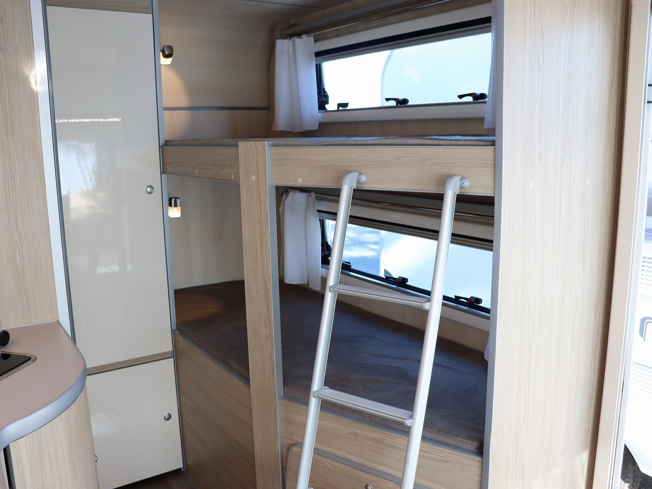 キャンピングカー トレーラー ｱｸﾛｽｶｰ ｻﾌｧﾘ330DL 新車即納