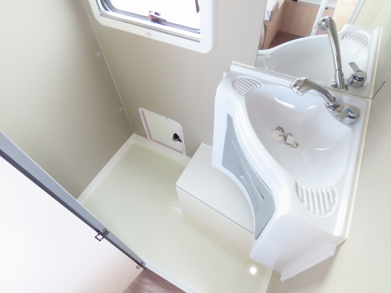 キャンピングカー トレーラー ｱｸﾛｽｶｰ　ｻﾌｧﾘ430DD　新車即納