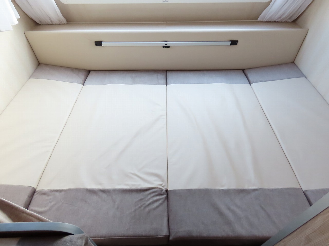 キャンピングカー トレーラー ｱｸﾛｽｶｰ　ｻﾌｧﾘ430DD　新車即納