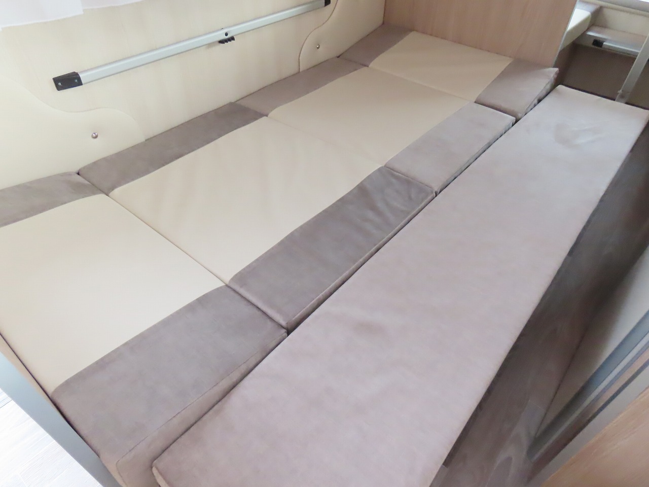 キャンピングカー トレーラー ｱｸﾛｽｶｰ　ｻﾌｧﾘ430DD　新車即納