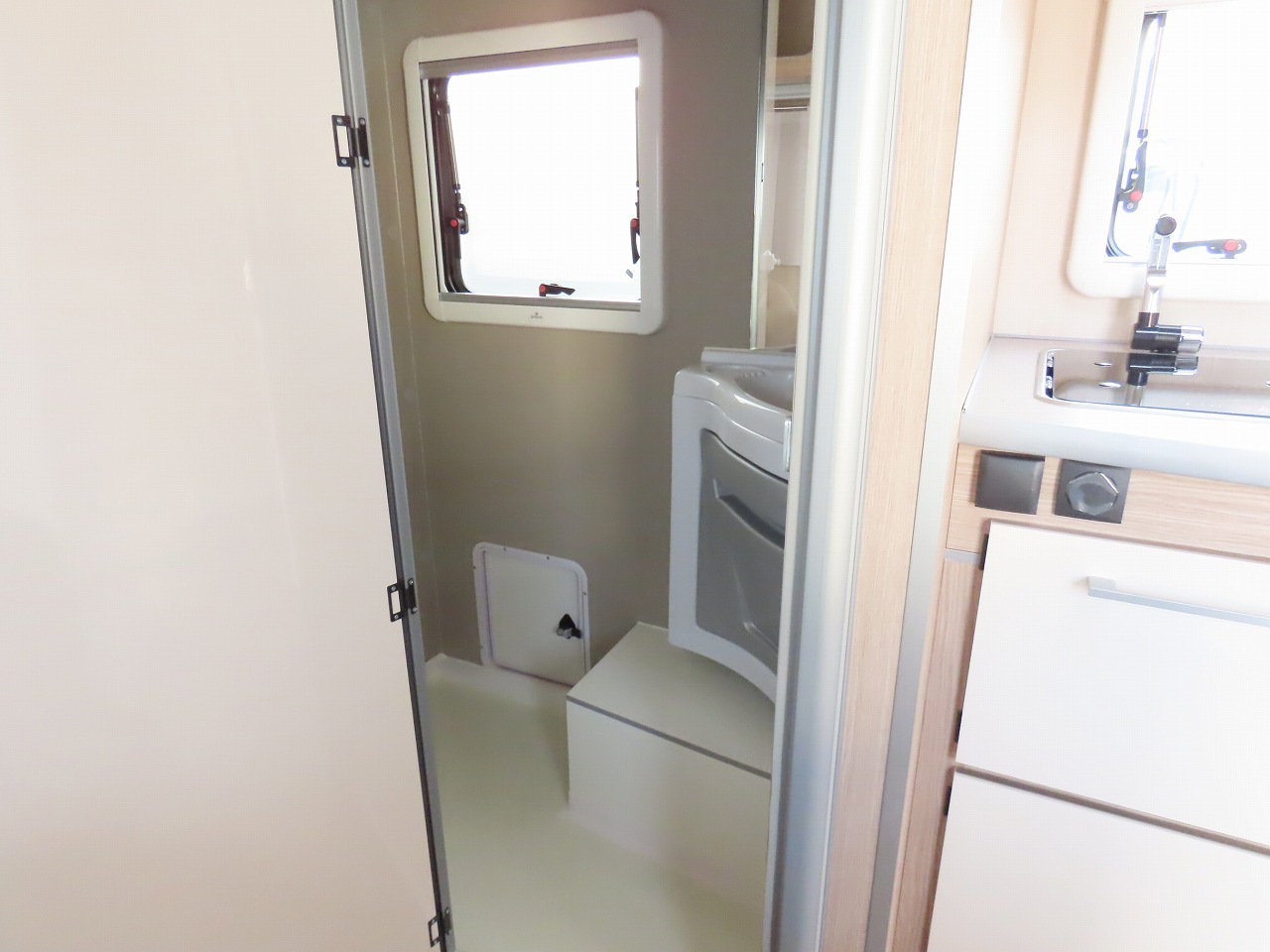 キャンピングカー トレーラー ｱｸﾛｽｶｰ　ｻﾌｧﾘ430DD　新車即納