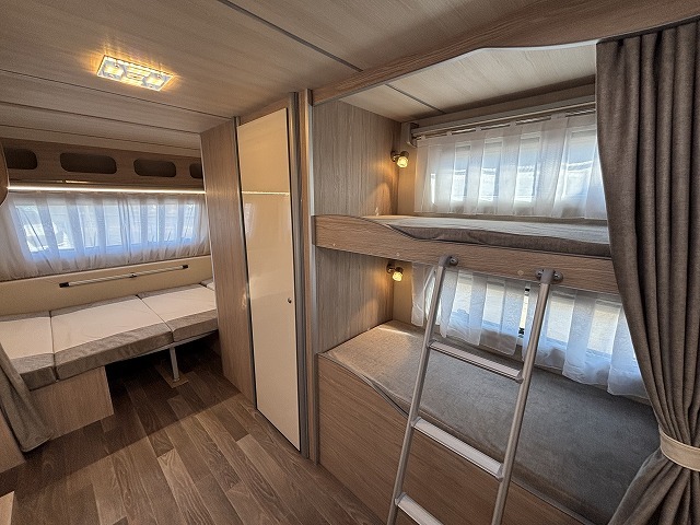 キャンピングカー トレーラー ｱｸﾛｽｶｰ　ｻﾌｧﾘ430DL　新車即納