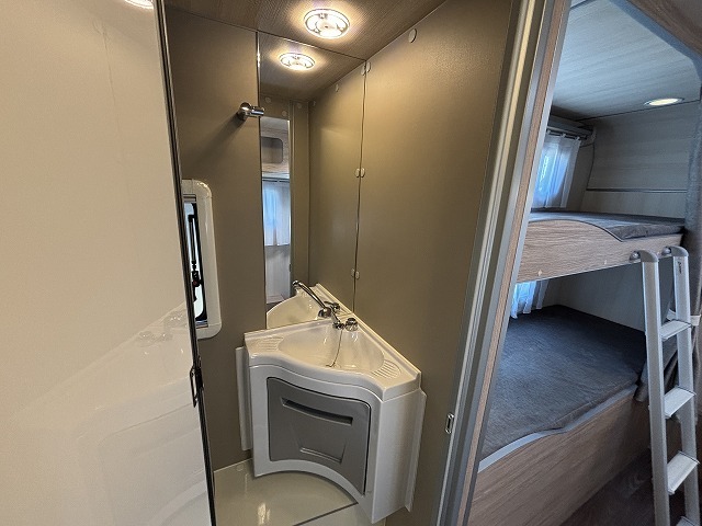 キャンピングカー トレーラー ｱｸﾛｽｶｰ　ｻﾌｧﾘ430DL　新車即納