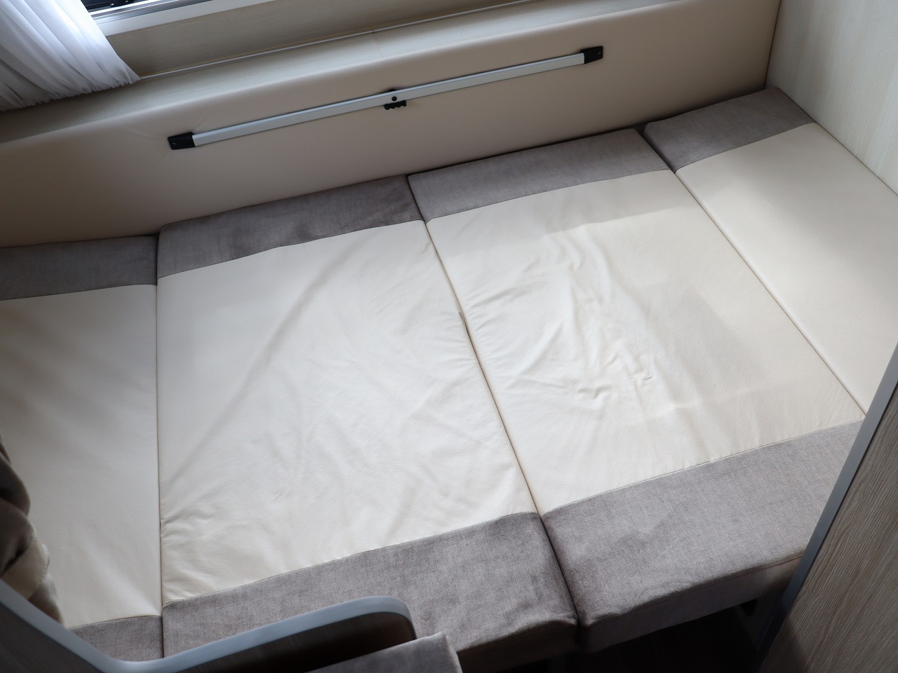 キャンピングカー トレーラー ｱｸﾛｽｶｰ ｻﾌｧﾘ430DD 新車即納