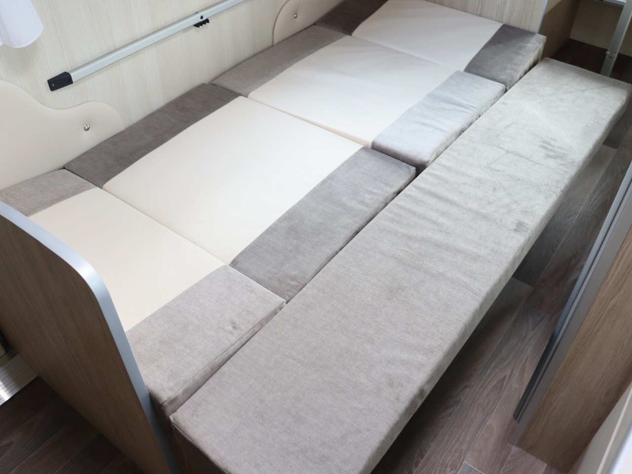 キャンピングカー トレーラー ｱｸﾛｽｶｰ ｻﾌｧﾘ430DD 新車即納