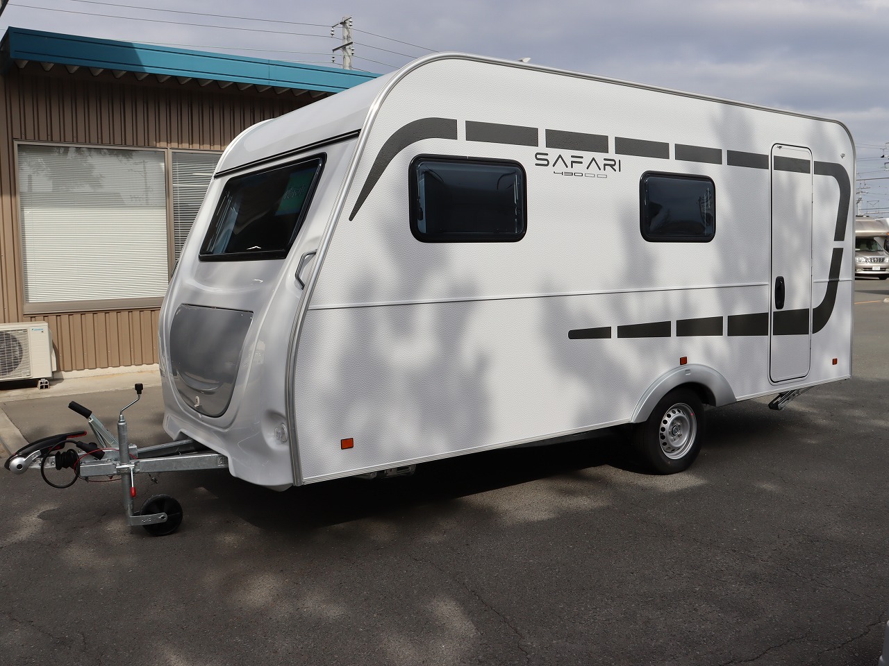 キャンピングカー トレーラー ｱｸﾛｽｶｰ ｻﾌｧﾘ430DD 新車即納