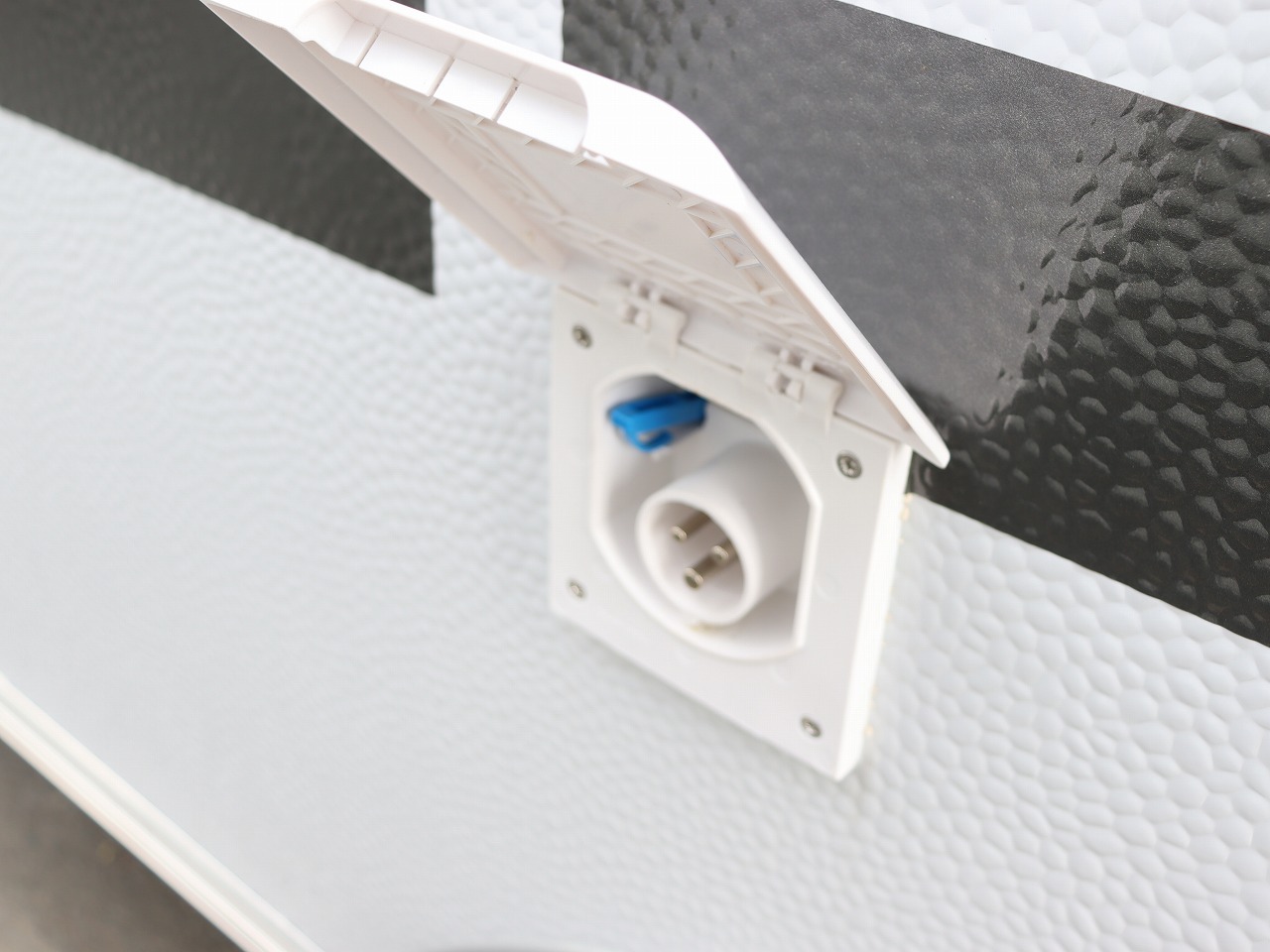 キャンピングカー トレーラー ｱｸﾛｽｶｰ ｻﾌｧﾘ430DD 新車即納