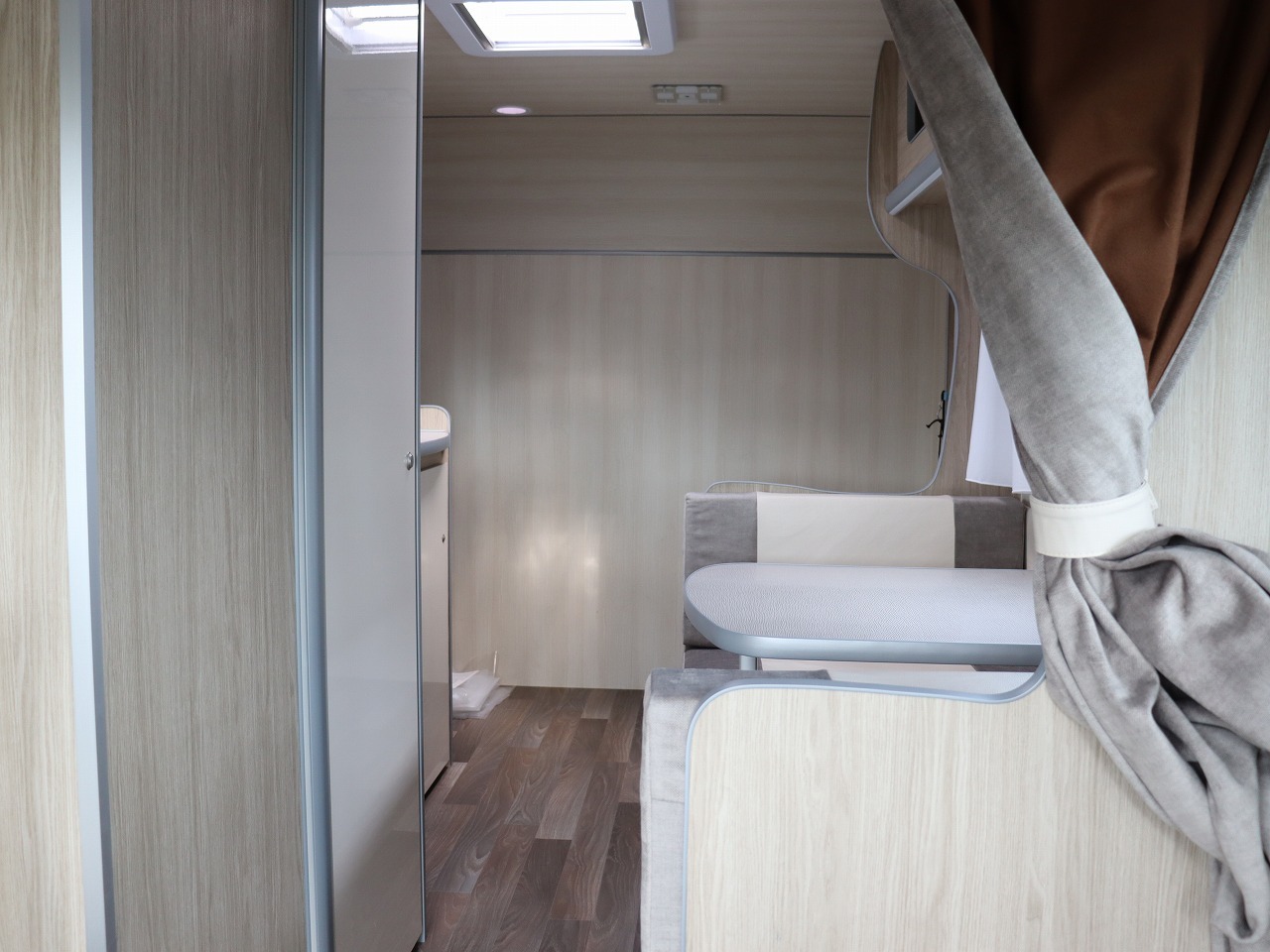 キャンピングカー トレーラー ｱｸﾛｽｶｰ ｻﾌｧﾘ430DD 新車即納