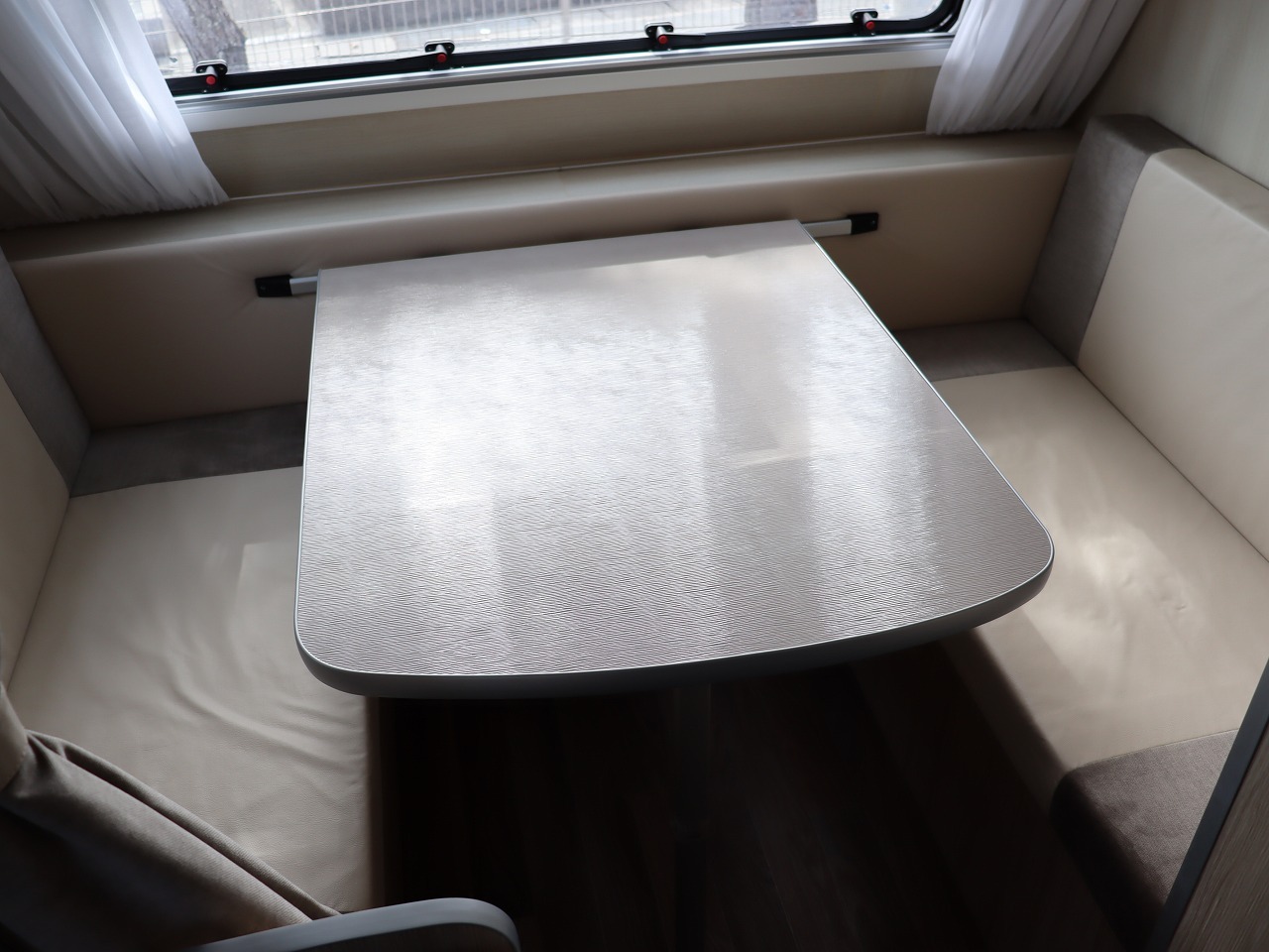 キャンピングカー トレーラー ｱｸﾛｽｶｰ ｻﾌｧﾘ430DD 新車即納