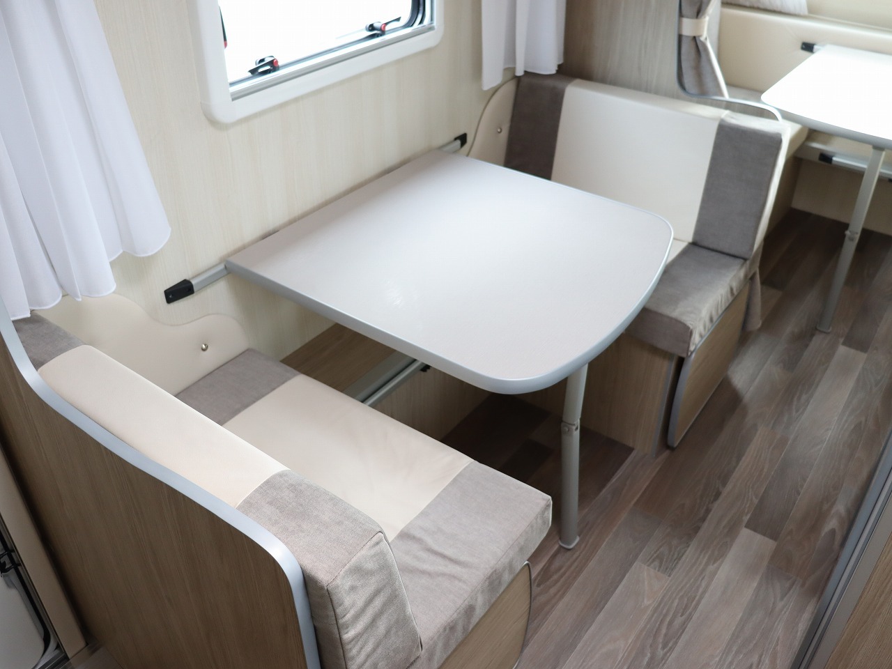 キャンピングカー トレーラー ｱｸﾛｽｶｰ ｻﾌｧﾘ430DD 新車即納