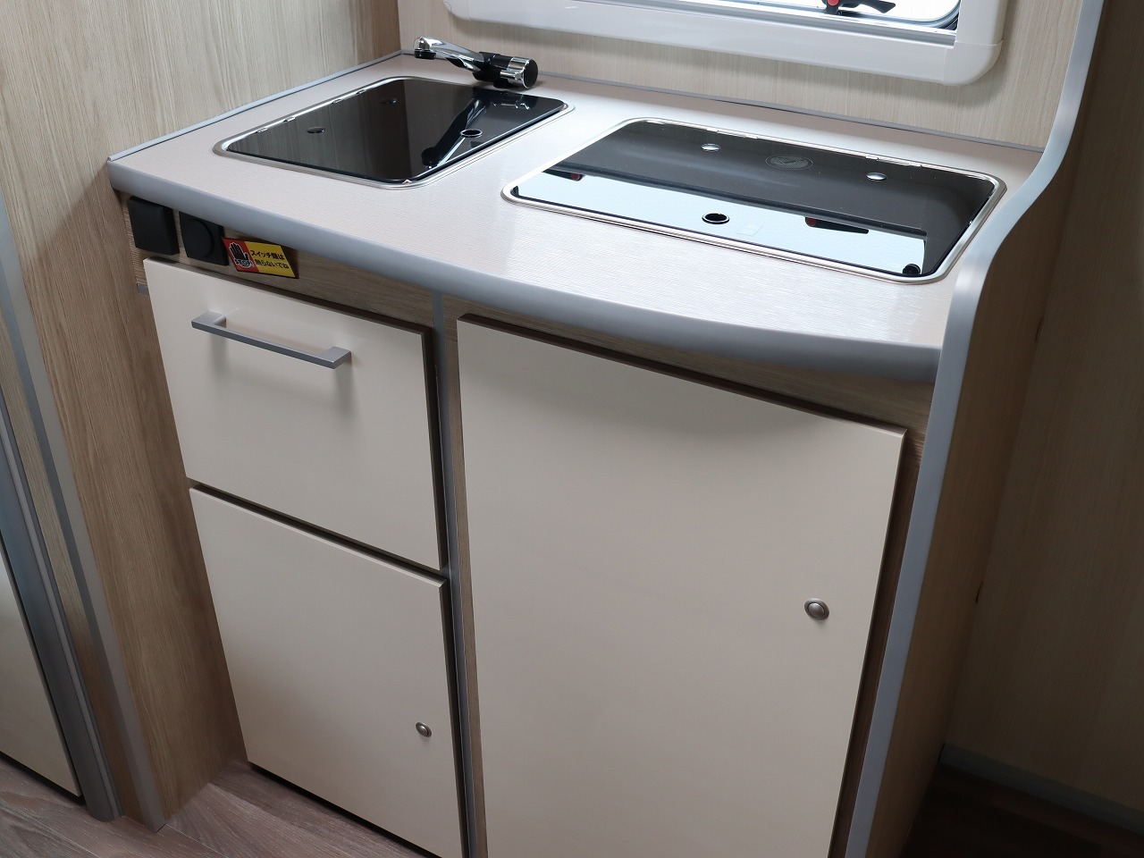 キャンピングカー トレーラー ｱｸﾛｽｶｰ ｻﾌｧﾘ430DD 新車即納