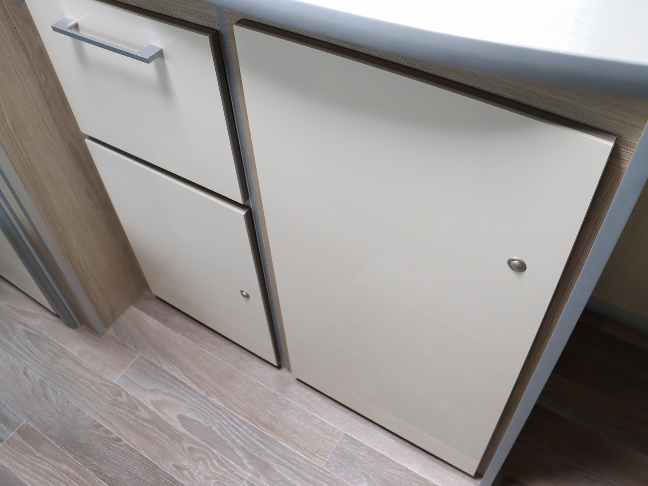 キャンピングカー トレーラー ｱｸﾛｽｶｰ ｻﾌｧﾘ430DD 新車即納