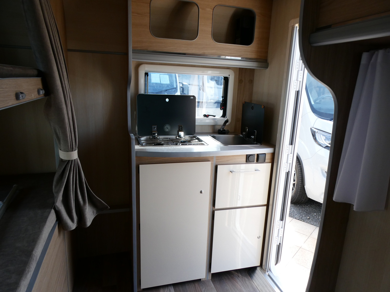 キャンピングカー トレーラー ｻﾌｧﾘ　430DL　けん引免許不要【OP注意】新車即納