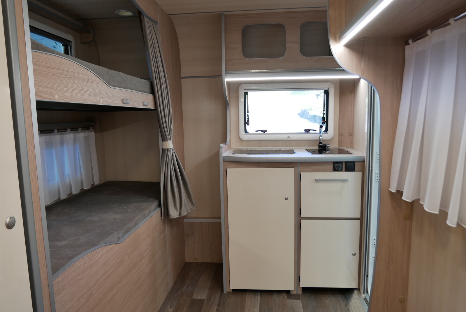 キャンピングカー トレーラー ｱｸﾛｽｶｰ ｻﾌｧﾘ430DL けん引免許不要 新車 