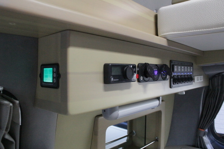 キャンピングカー バンコン NV200ﾊﾞﾈｯﾄ ﾀｺｽNVｼﾞｬｯｸ FF暖房 4WD