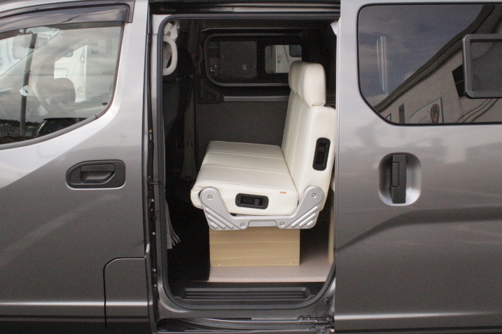 キャンピングカー バンコン NV200ﾊﾞﾈｯﾄ ﾀｺｽNVｼﾞｬｯｸ FF暖房 4WD