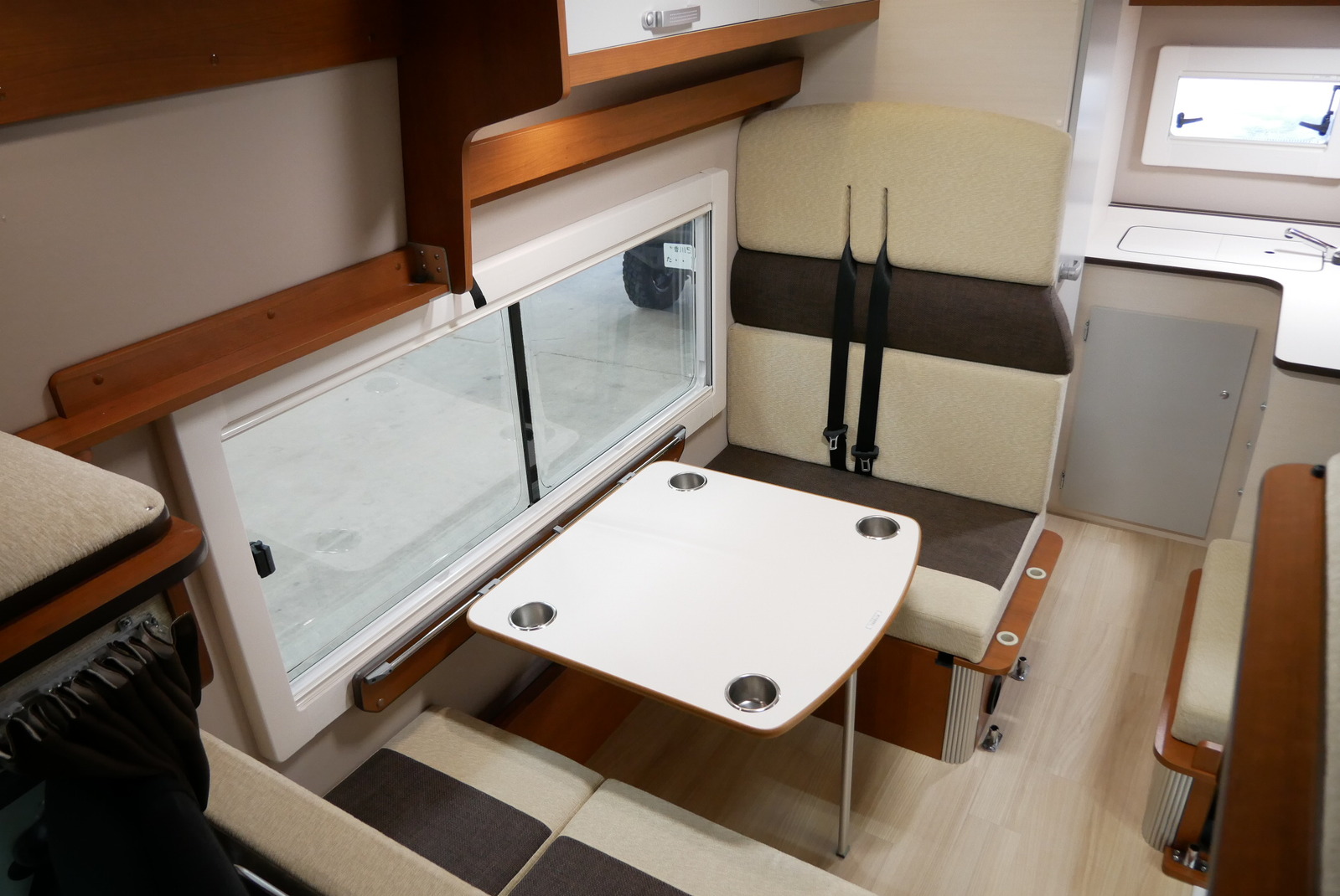 キャンピングカー キャブコン ﾎﾞﾝｺﾞ ﾛｰﾀｽRV ﾏﾝﾎﾞｳｲﾌﾞ 家庭用ｴｱｺﾝ