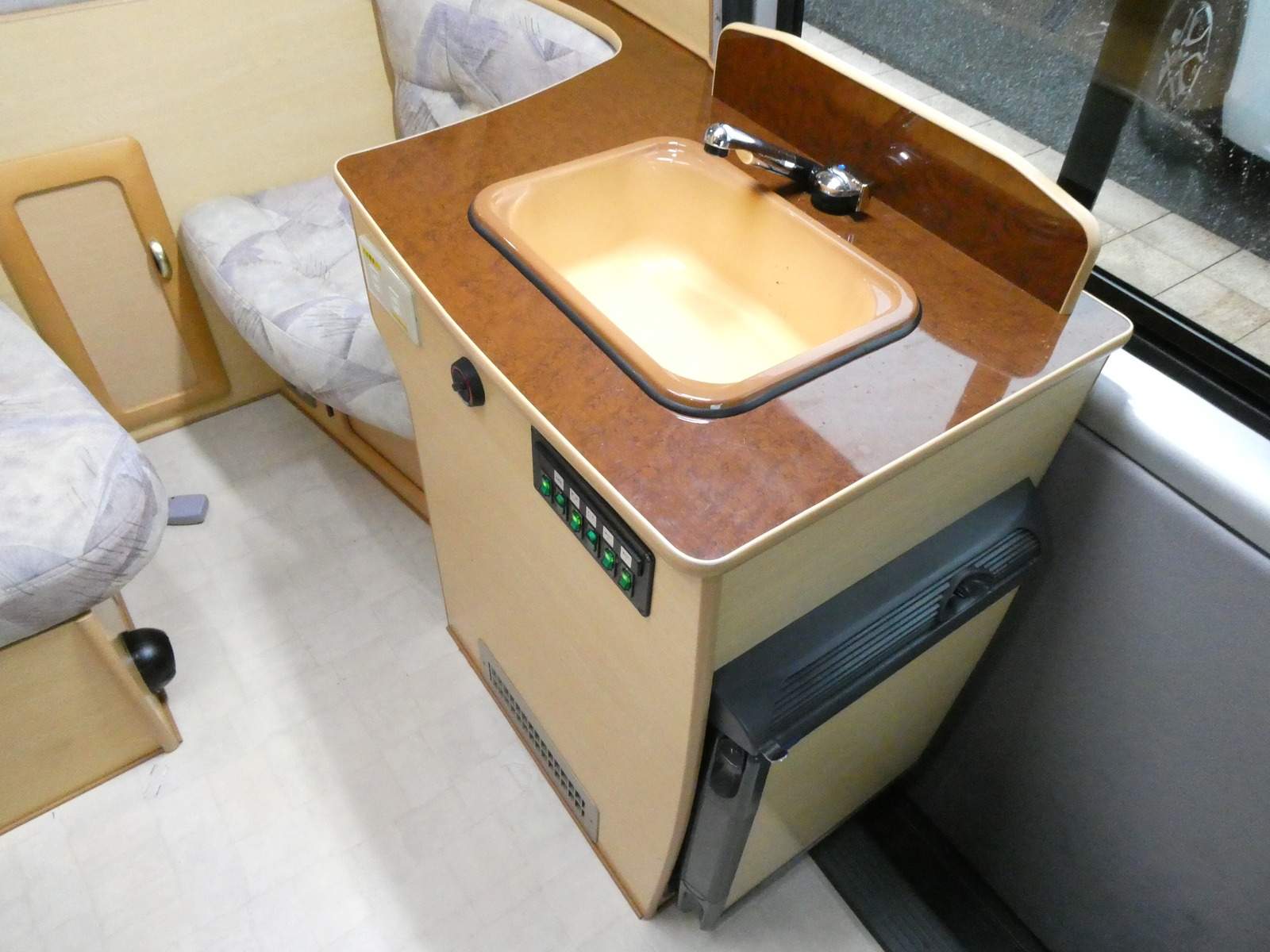 キャンピングカー バンコン RVﾋﾞｯｸﾌｯﾄ　ﾘﾄﾙﾉｵｸﾀｰﾋﾞｱ　4WD　FFﾋｰﾀｰ