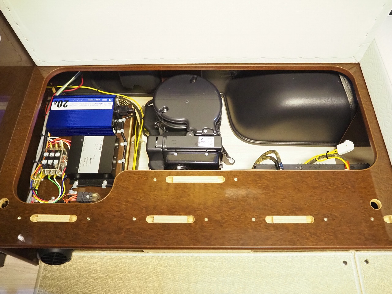 キャンピングカー バンコン ﾊｲｴｰｽ FOCS DS 4WD　FFﾋｰﾀｰ