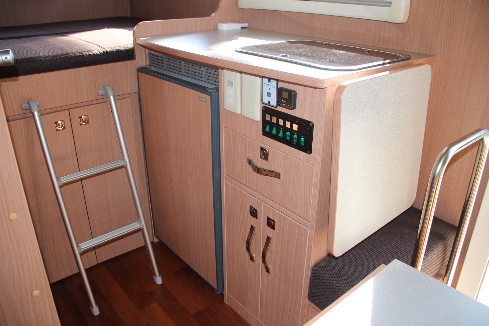 キャンピングカー キャブコン ｶﾑﾛｰﾄﾞﾅｯﾂRV ｸﾚｿﾝﾎﾞﾔｰｼﾞｭ　ｴﾎﾞﾗｲﾄ