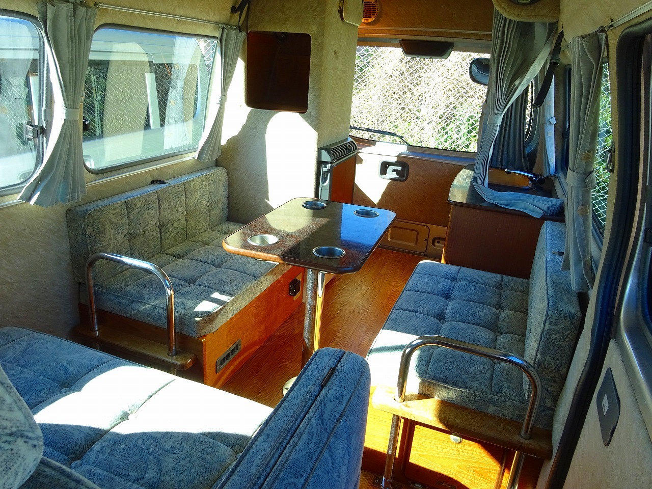 キャンピングカー バンコン ｷｬﾗﾊﾞﾝ ﾋﾞｰｸﾙ ﾌｭｰﾁｬｰ　FF　冷蔵庫