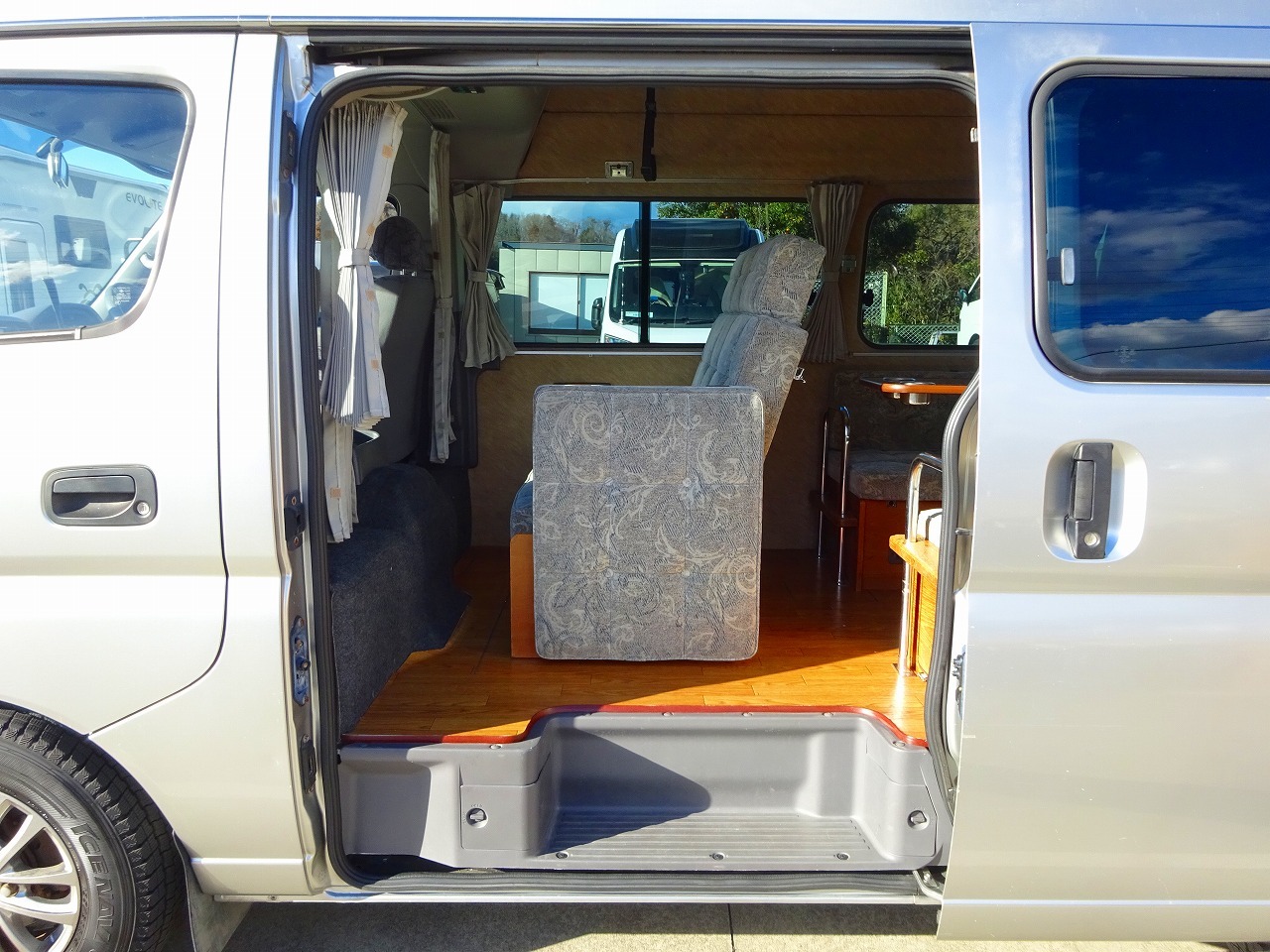 キャンピングカー バンコン ｷｬﾗﾊﾞﾝ ﾋﾞｰｸﾙ ﾌｭｰﾁｬｰ　FF　冷蔵庫